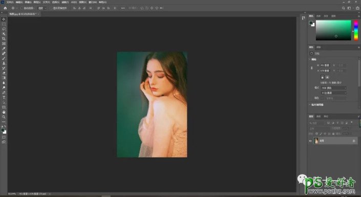 Photoshop给一张女生人像艺术照制作出褶皱布料纹理效果。