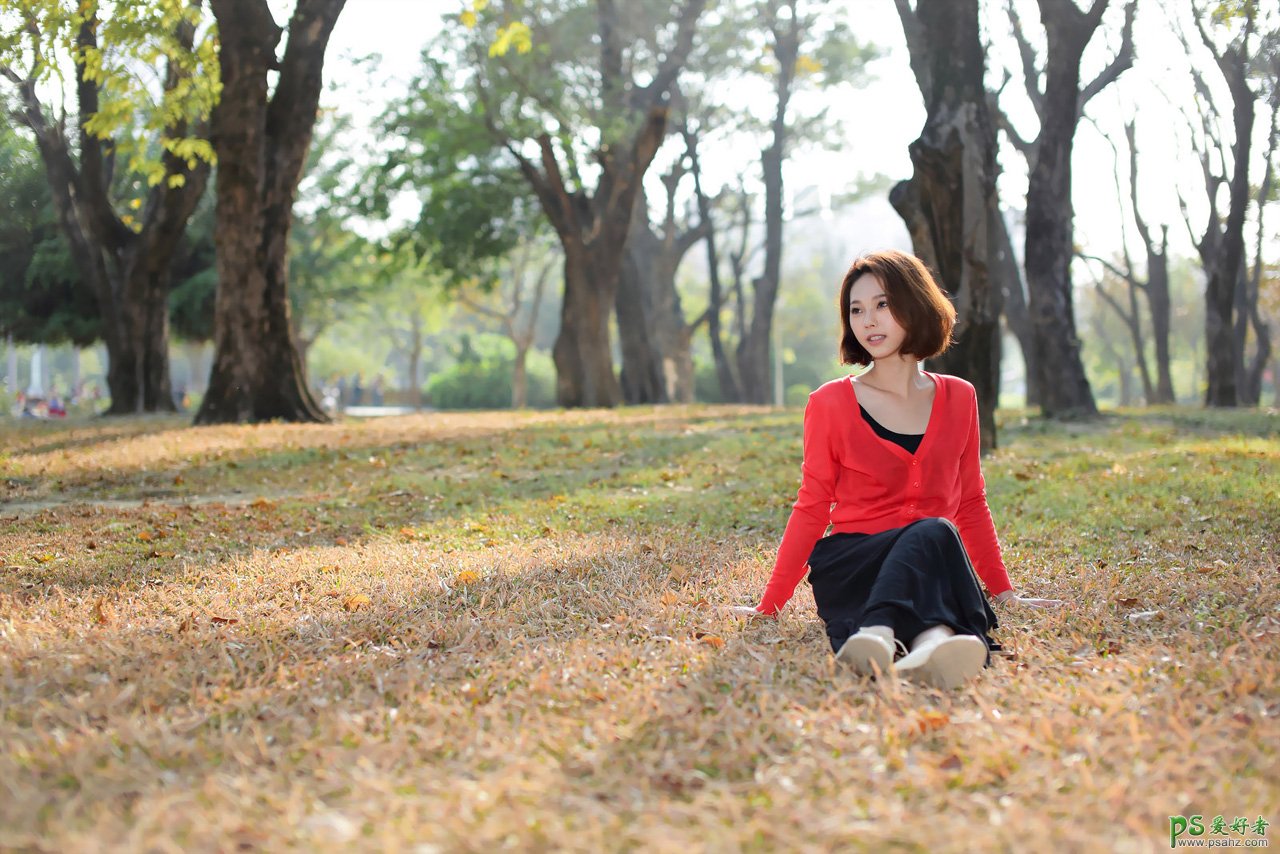 PS给公园树林草地中自拍的红衣美女外景照调出唯美的深秋色