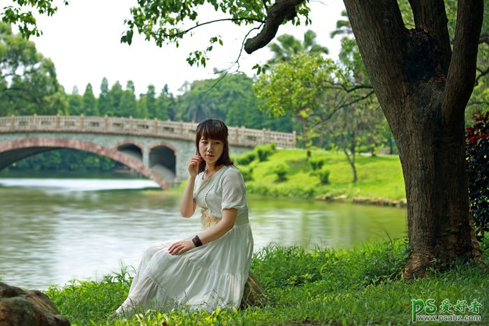 PS调色教程：给公园小河边自拍的白色连衣裙少妇调出唯美的晨曦色