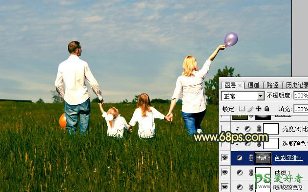 PhOtoshop给草原上的欧美一家人外景照片调出逆光效果的夕阳色
