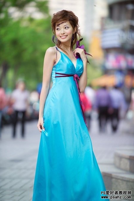 PS美女照片调色教程：给可爱的街景美女照调出时尚的青蓝色