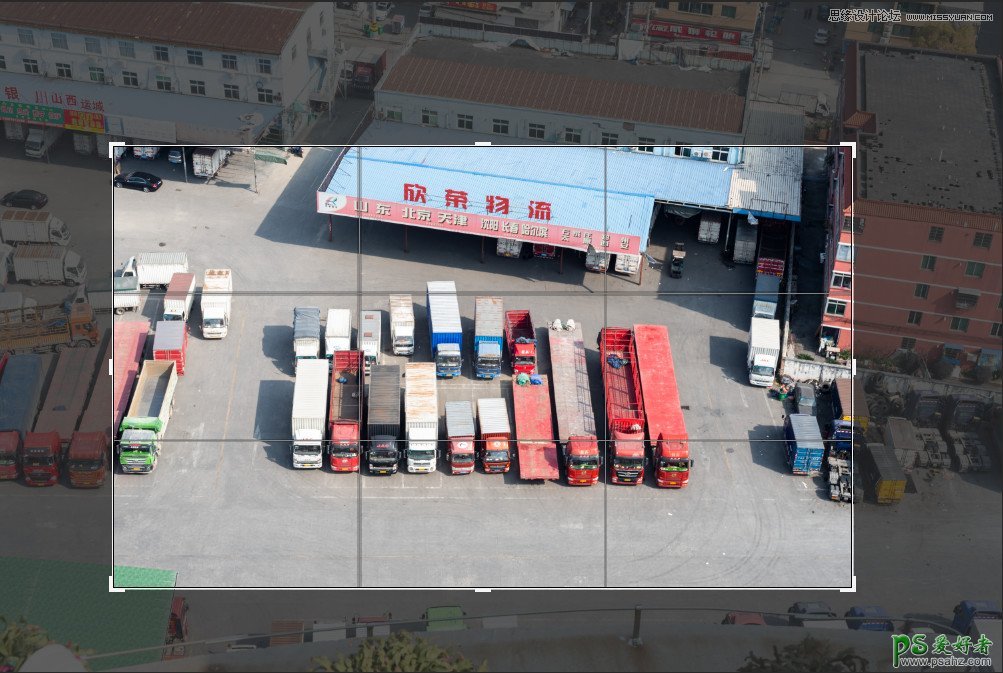 PS照片特效制作实例：利用模拟移轴镜头效果让大卡车变成小玩具。