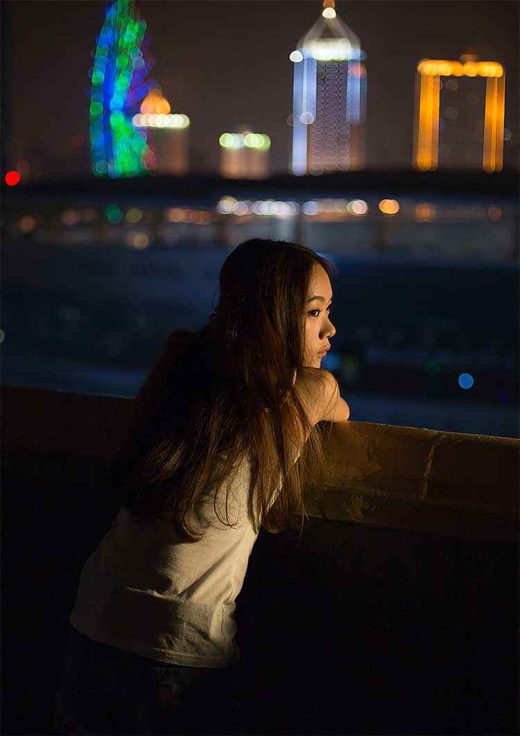 利用PS滤镜给风情少女夜景照制作出夜晚光斑艺术效果。