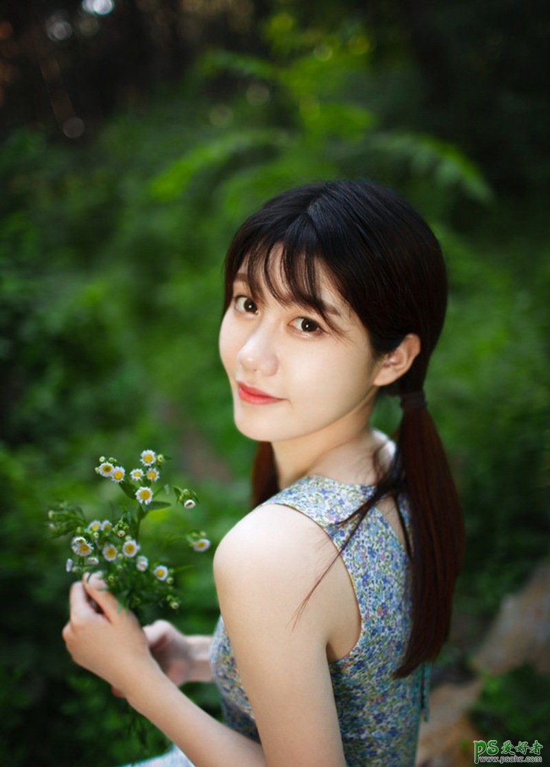 森系美女校花唯美养眼图片，恬静美少女校花碎花裙外景写真照片。