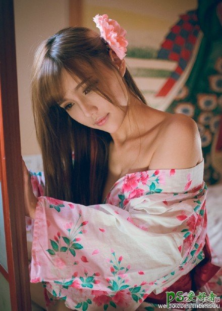 日本睡衣美女私房照，后背有纹身的日本绝色小美女穿和服性感写真