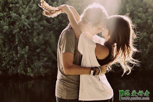 甜蜜情侣接吻图片-看你这份傻傻的等待，怎样是个结局。