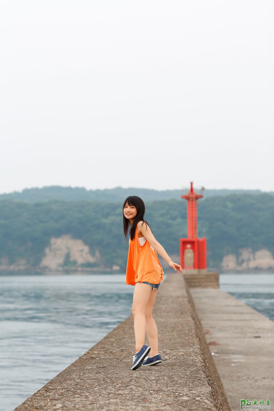 日本可爱的萌妹子海边自拍写真，日本性感妹子外拍艺术写真照片