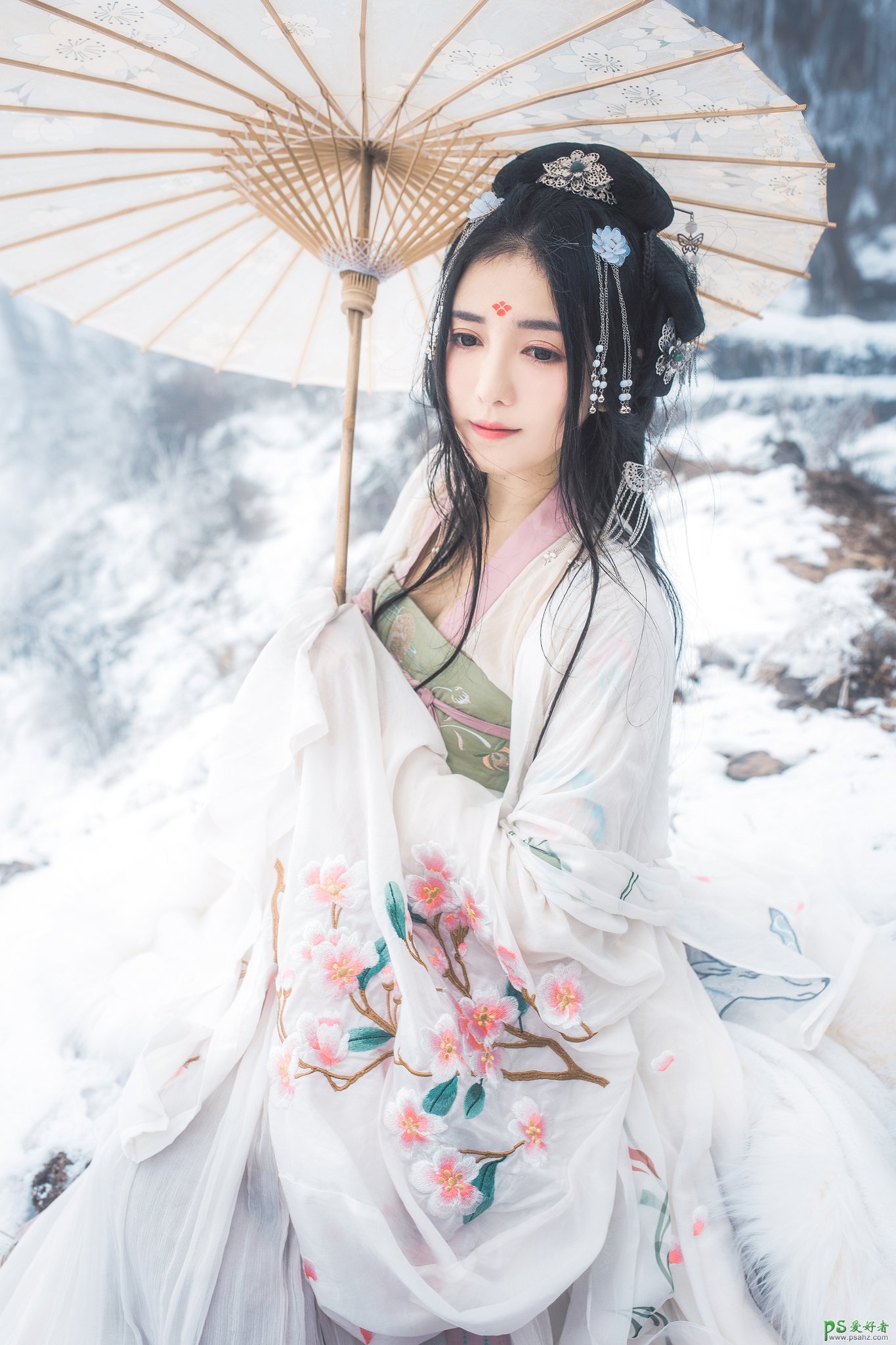 亚洲青色古装美女手拿纸伞湖边自拍湿身写真高清图片，湿身艺术照