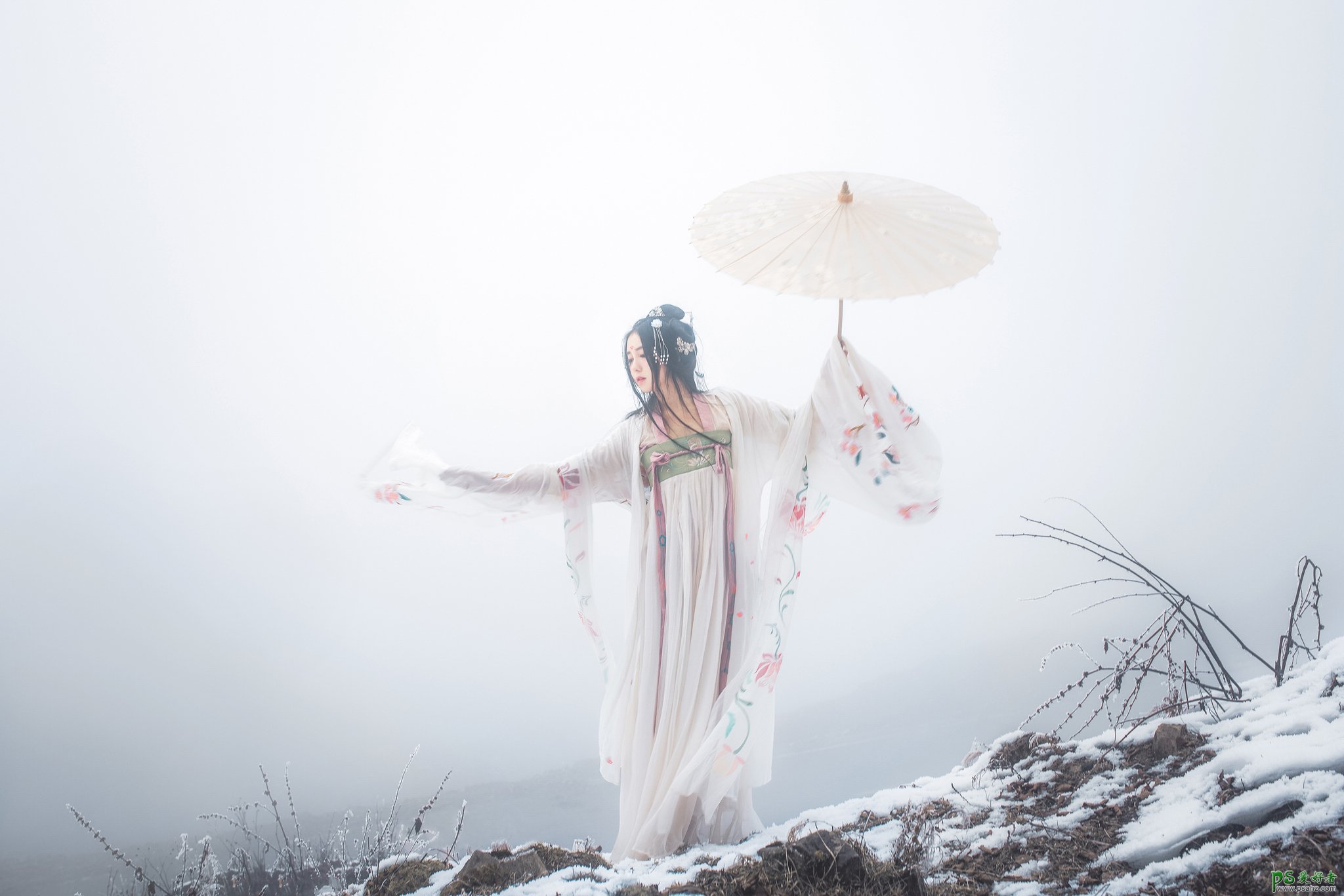 亚洲青色古装美女手拿纸伞湖边自拍湿身写真高清图片，湿身艺术照