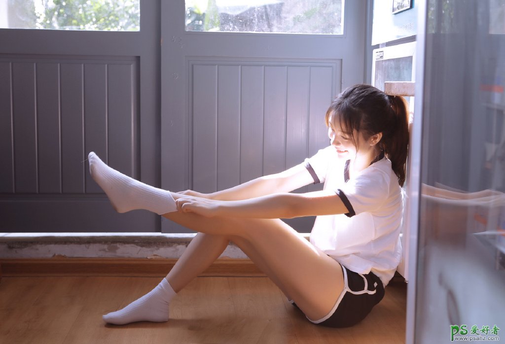 性感长腿运动服美女居家自拍养眼写真，白袜子性感尤物高清大图。