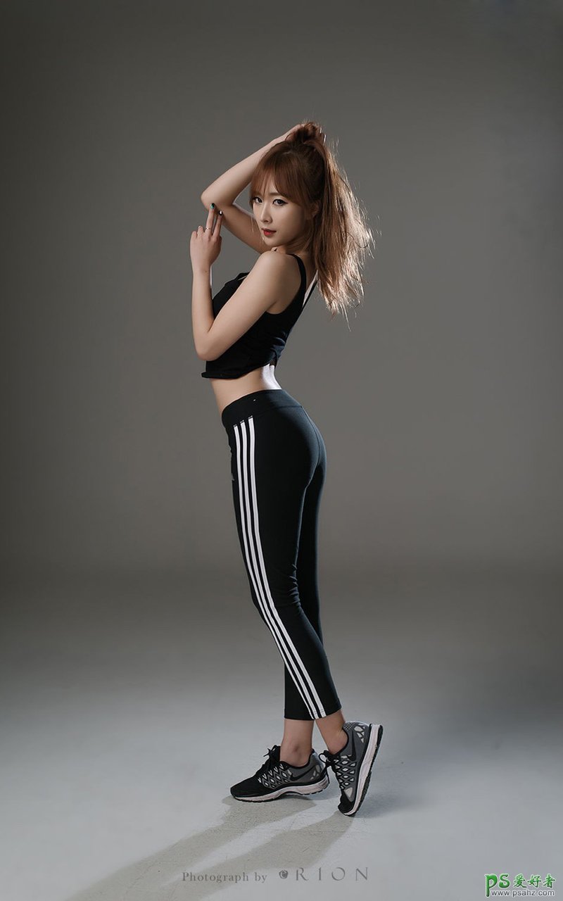 韩国性感翘臀美女敏雅自拍高清写真套图-韩国美女紧身黑色运动装