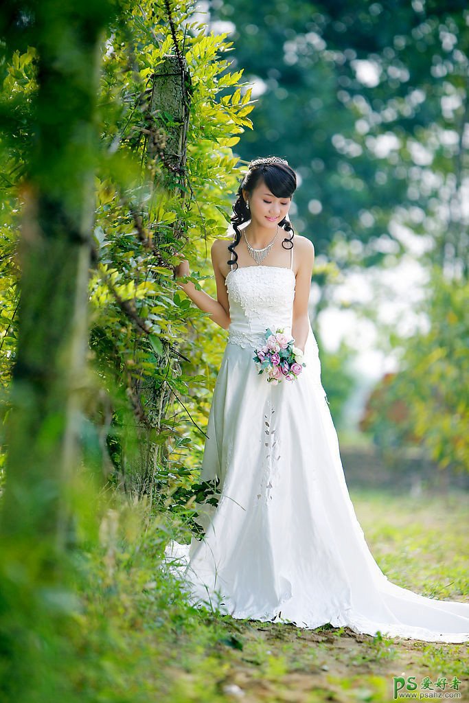 Photoshop婚片调色：给树林中私拍漂亮女女婚纱照调出唯美的青蓝