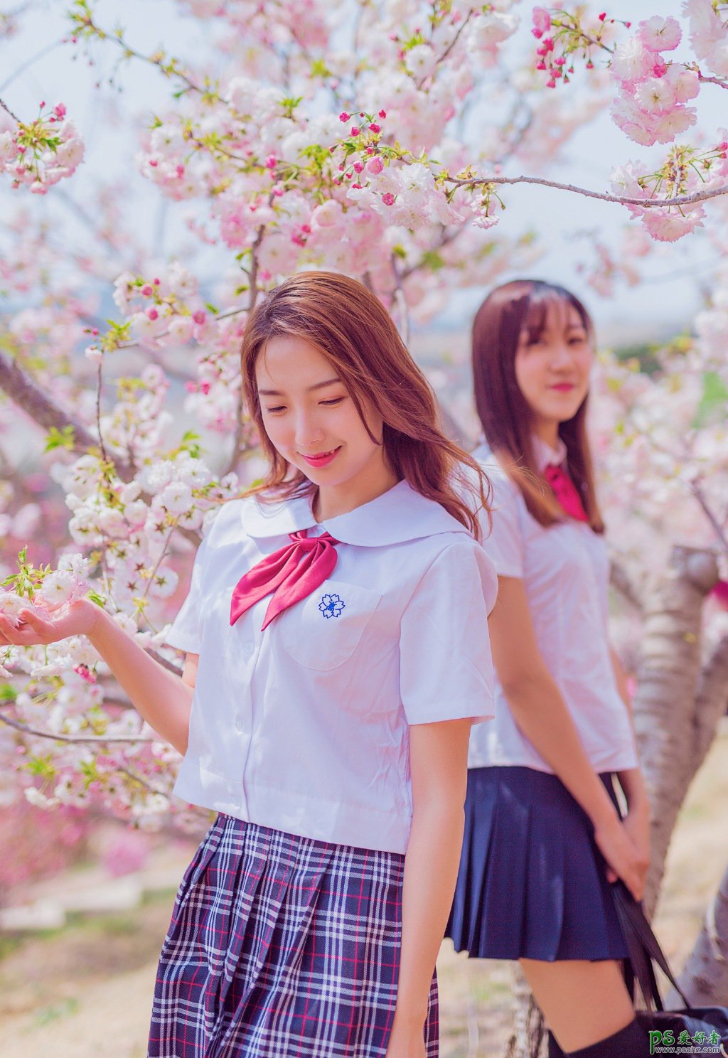 日本清纯少女小萝莉姐妹花JK制服外拍写真，美女姐妹花性感写真图