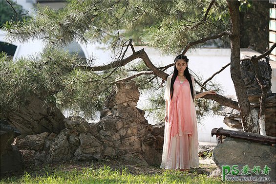 Photoshop给园林中拍摄的古装美女外景照制作出中国风古典效果
