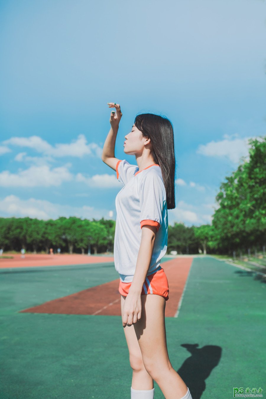 操场上青涩纯真的美女校花外拍唯美艺术照-可爱美女校花动服清纯