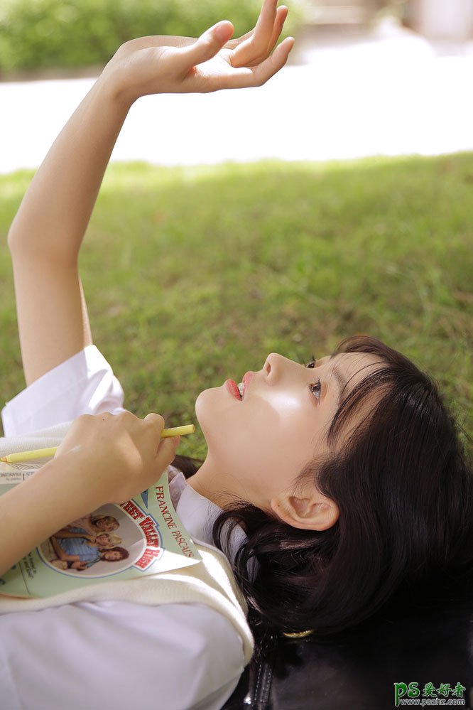 性感美女校花外景拍摄制服诱惑写真图片，校花美女尤物性感图片。