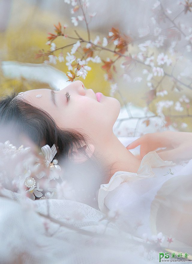 西西美女模特桃花园中拍摄唯美照片，纯净甜美白裙子美女写真图片
