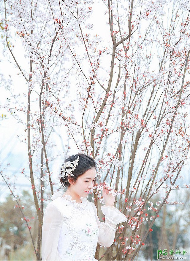 西西美女模特桃花园中拍摄唯美照片，纯净甜美白裙子美女写真图片