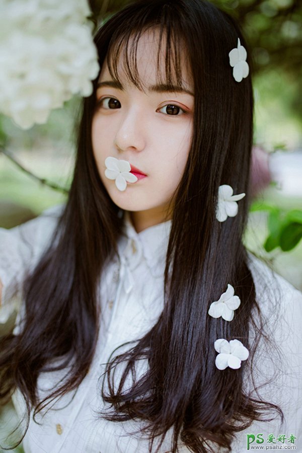 梦幻青春未成年少女花海写真集，唯美少女醉心花海自拍个人写真照