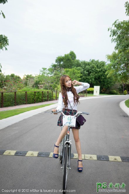 日本青春美少女学生制服诱惑写真-骑脚踏车的清纯学生妹户外写真