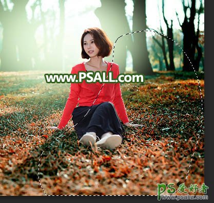 PS调色教程：给树林中的红衣美女性感照片调出逆光暗调青红色效果