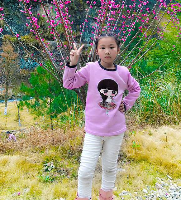 Photoshop给梅花树下拍摄的女孩儿照片调出鲜艳背景色效果。