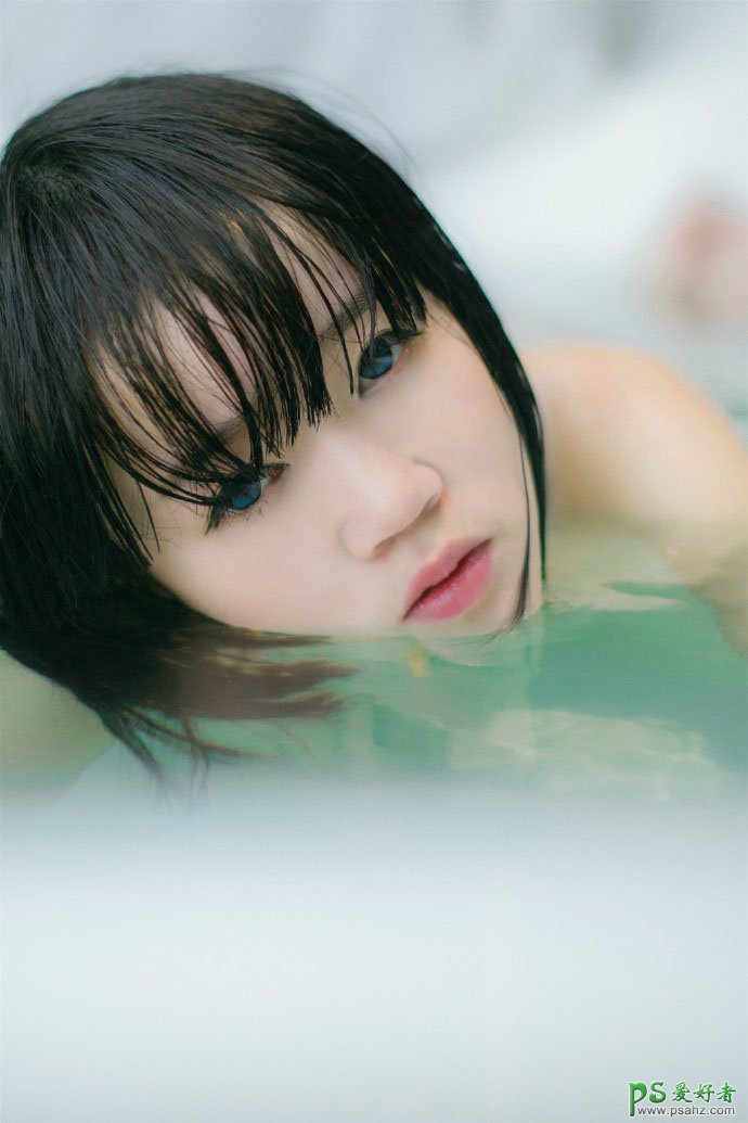 漂亮女生浴缸里全身湿透自拍高清写真照-白皙性感酥胸美女大胆薄
