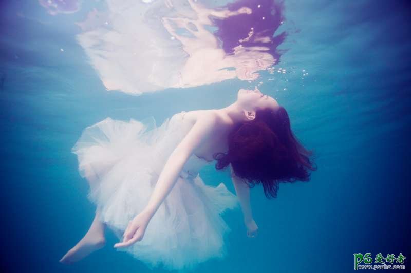 唯美女生水下摄影写真照-水中自拍唯美美女壁纸图片