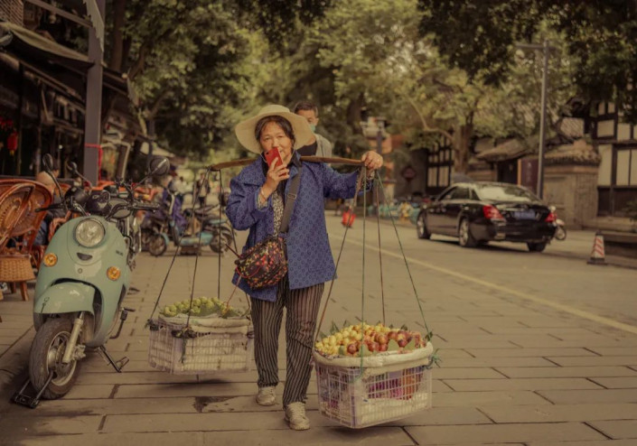 PS后期调色教程：给乡村街景照片调出偏暖黄色复古色彩。