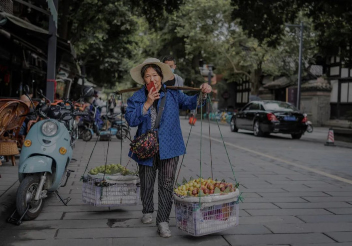 PS后期调色教程：给乡村街景照片调出偏暖黄色复古色彩。