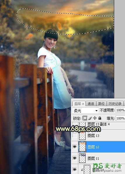 Photoshop给景区木桥上拍摄的中年女人写真图片调出唯美的曦色
