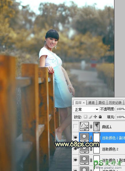 Photoshop给景区木桥上拍摄的中年女人写真图片调出唯美的曦色