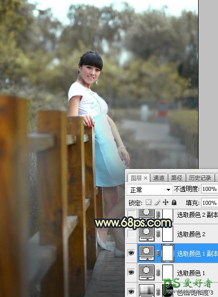 Photoshop给景区木桥上拍摄的中年女人写真图片调出唯美的曦色