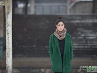 Photoshop给冬景漂亮女生图片制作出影视中的雪花效果