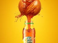 从水果中直接压出的果汁海报 展现出现榨果汁饮料产品海报