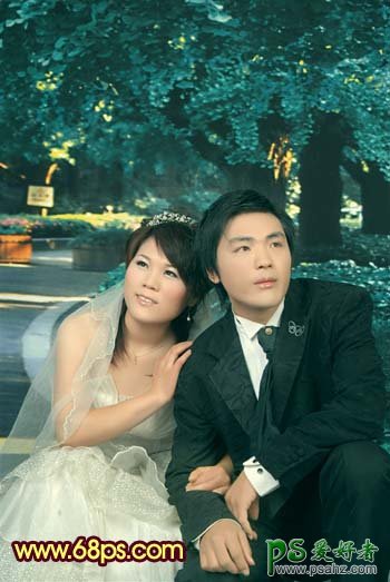 PS调色教程：给一对可爱的情侣婚片调色金色质感的效果