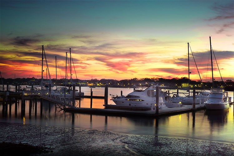 PS调色教程：将海边夕阳下背光的船只风景照进行色彩调整。