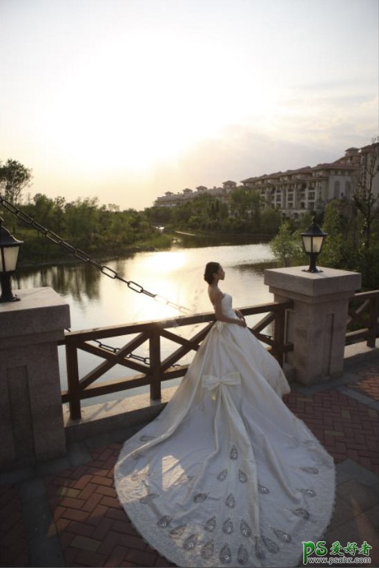 PS影楼后期调色教程：给外景河边拍摄的婚片少女调出夕阳暖色调。