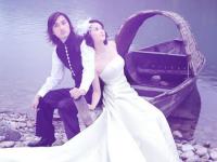 photoshop给水边小船上的情侣婚片调出纯美的蓝紫色