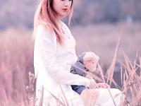 给青草地上自拍的清纯少女写真照调出淡雅的紫色 PS女生调色教程
