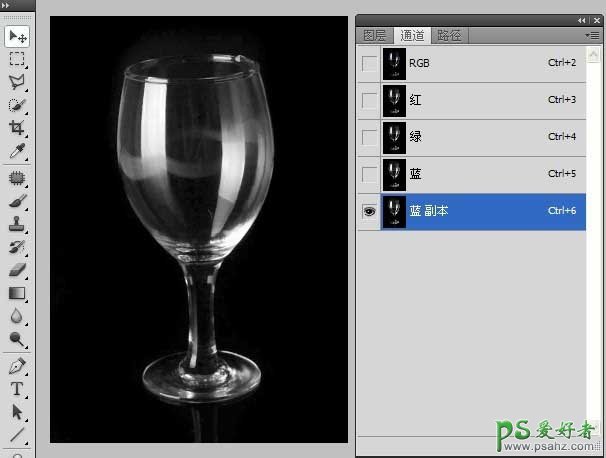 PS抠图技巧教程：学习快速抠出办公桌上透明的玻璃高脚杯