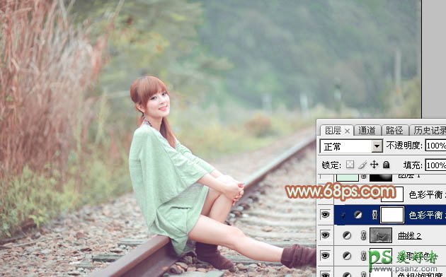 Photoshop图片调色实例教程:给铁轨上自拍的甜美女孩儿调出青绿色