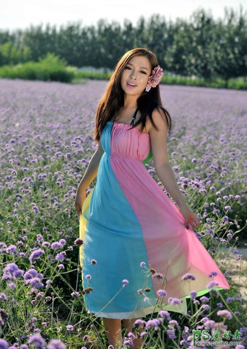 Photoshop给粉色长裙性感嫂子花圃中的写真照调出唯美意境霞光色