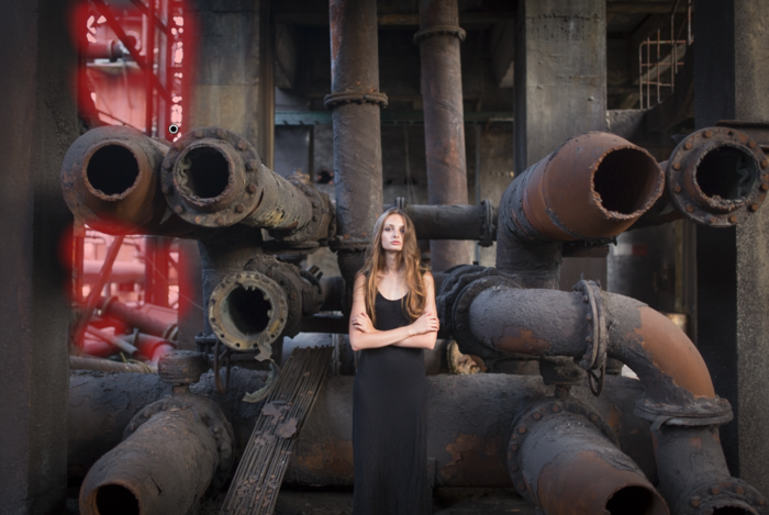 photoshop给废弃工厂里拍摄的欧美美女照片调出有质感的蓝色。