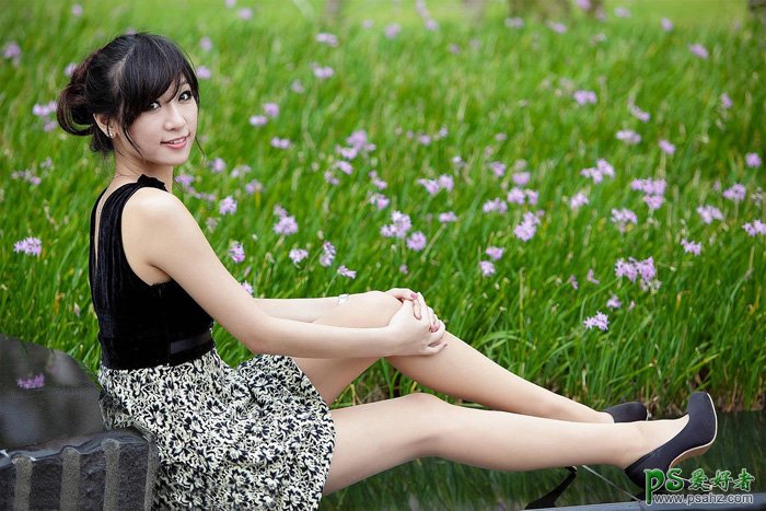 photoshop给草地上自拍的美腿玉足少女调出小清新的粉黄色