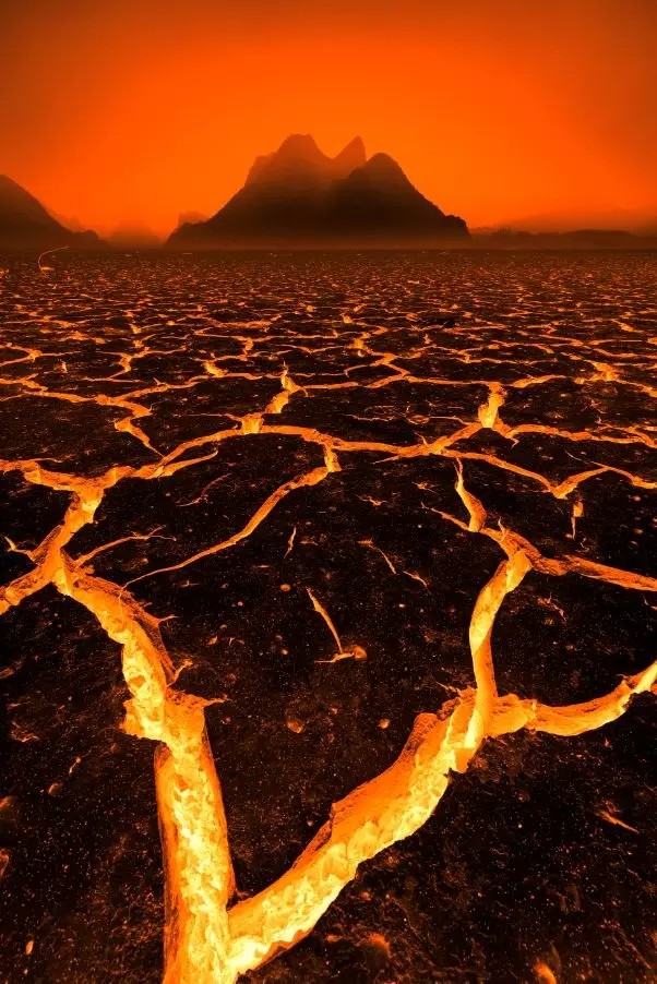 PS照片后期特效实例：给一张干涸的湖泊照片制作成地狱烈焰效果。