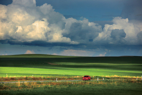 ps风光照片后期实例：通过调整层来美化高反差草原风景照。