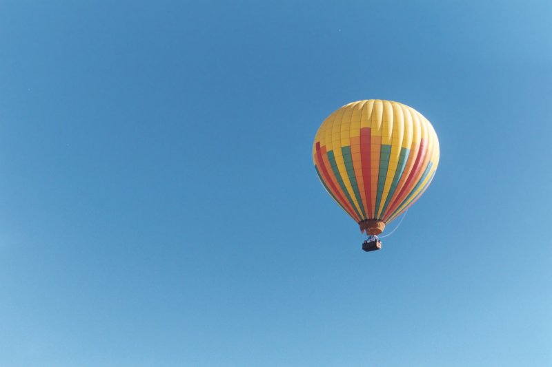 ps合成制作热气球带着房子在空中漂浮的场景