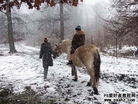 photoshop制作雪花飘飞的外景图片教程