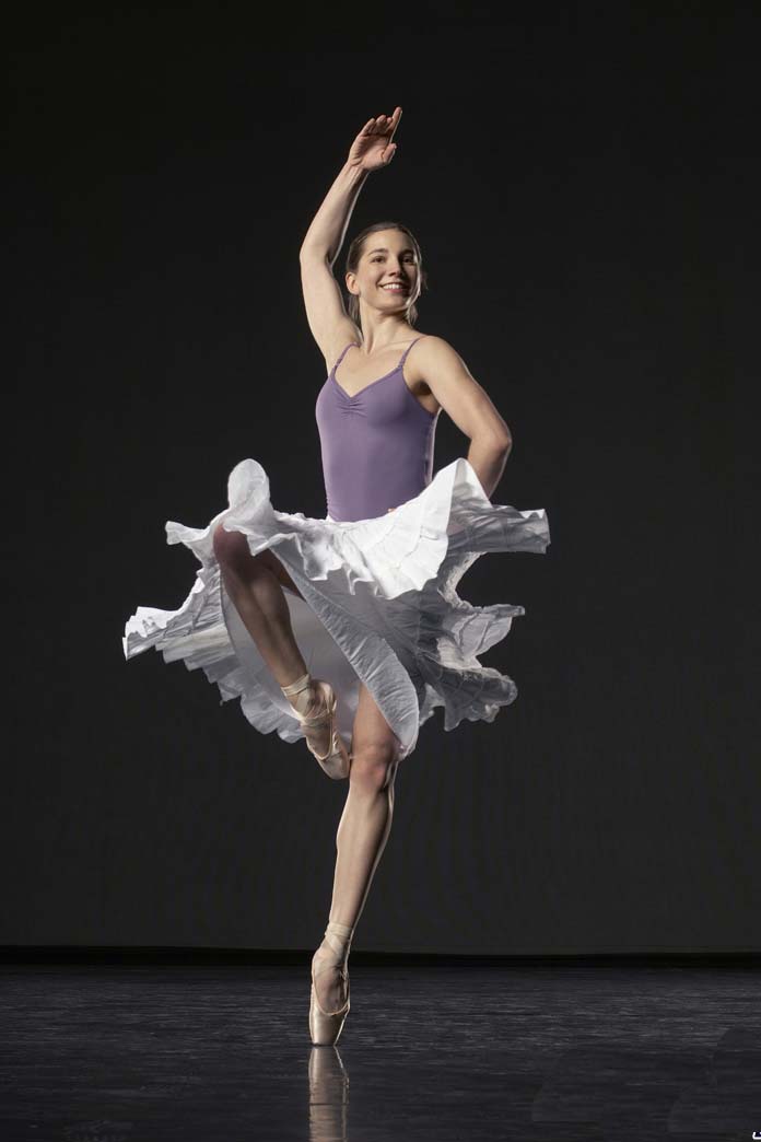 PS怎么给芭蕾舞女孩添加环绕炫光效果?